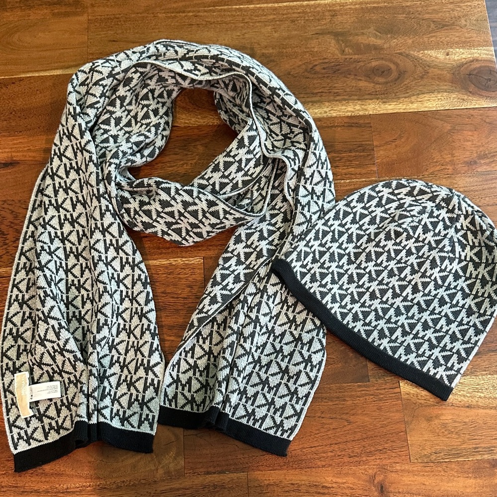 MICHAEL Michael Kors Black and Gray Patterned Scarf